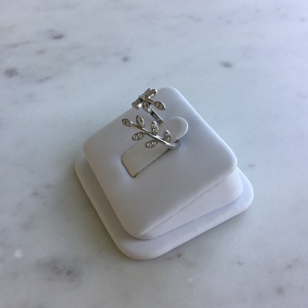 Don’t miss this deal!  $18 Firm! Cz Leaf Sterling Silver Ring - Picture 2 of 12